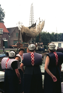 845726 Afbeelding van enkele vrouwen in klederdracht in de Oude Haven te Spakenburg (gemeente Bunschoten).
